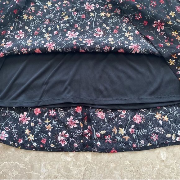 Reitmans women’s zip closure skirt size 4 black with floral print - Picture 3 of 9